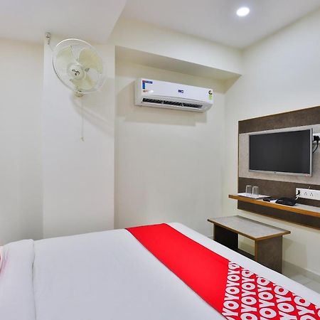 Oyo 25009 Hotel Crystal Ahmedabad Esterno foto