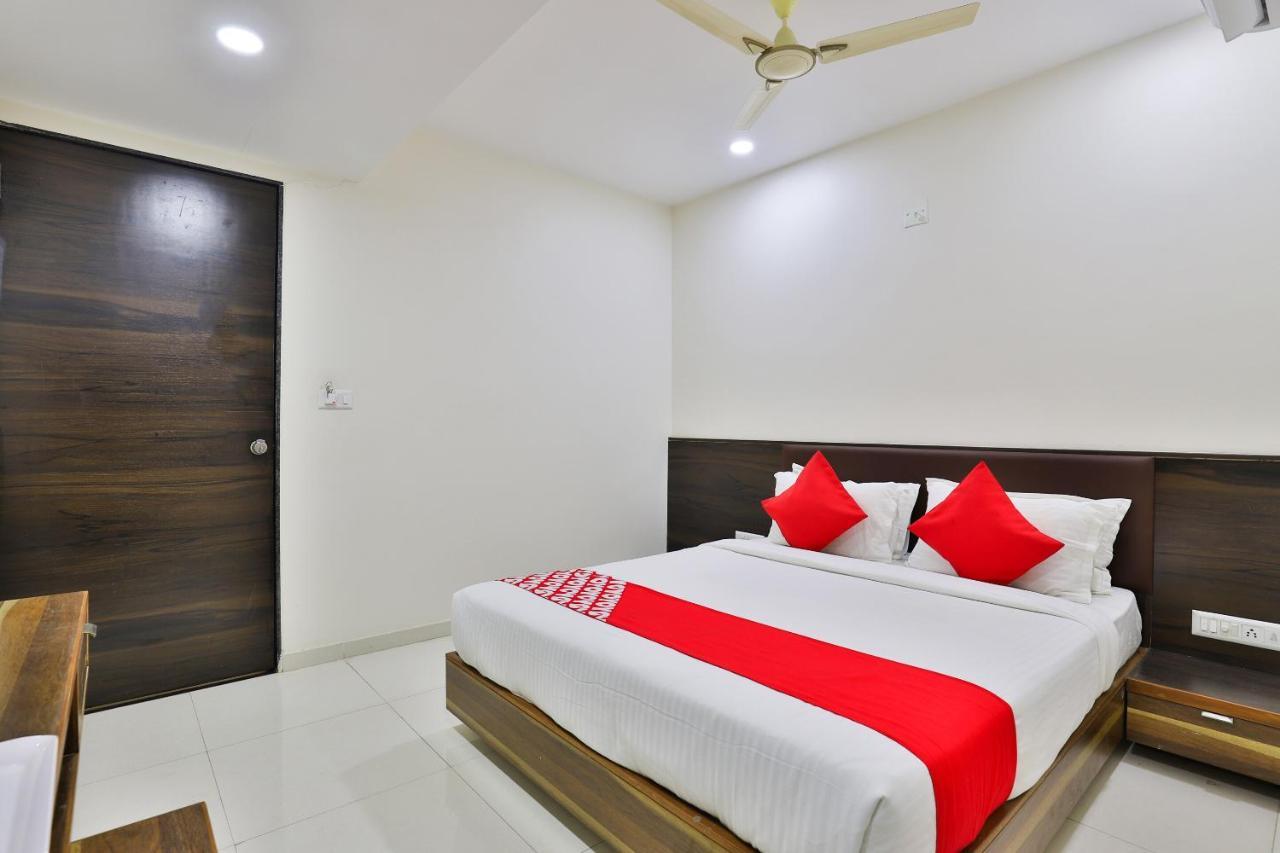 Oyo 25009 Hotel Crystal Ahmedabad Esterno foto