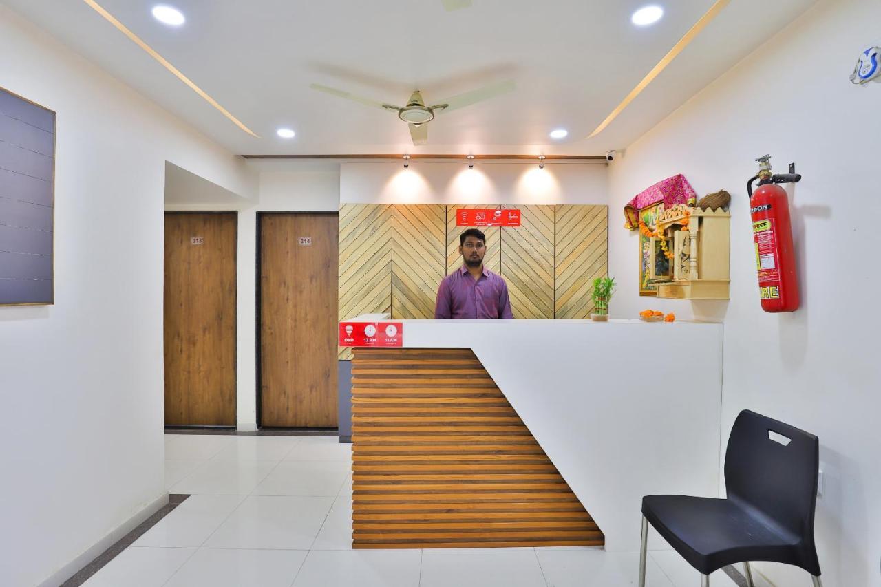 Oyo 25009 Hotel Crystal Ahmedabad Esterno foto