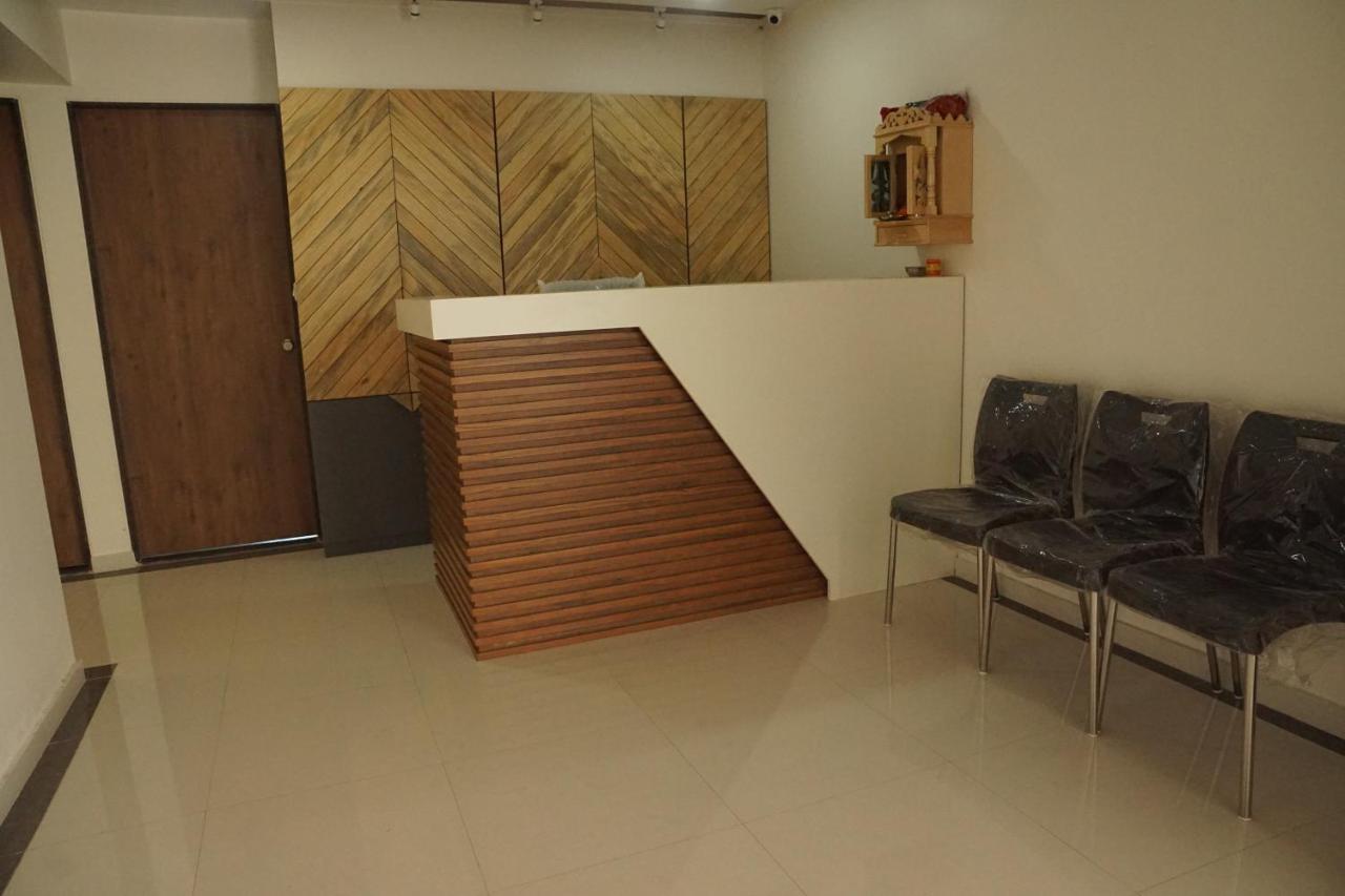 Oyo 25009 Hotel Crystal Ahmedabad Esterno foto