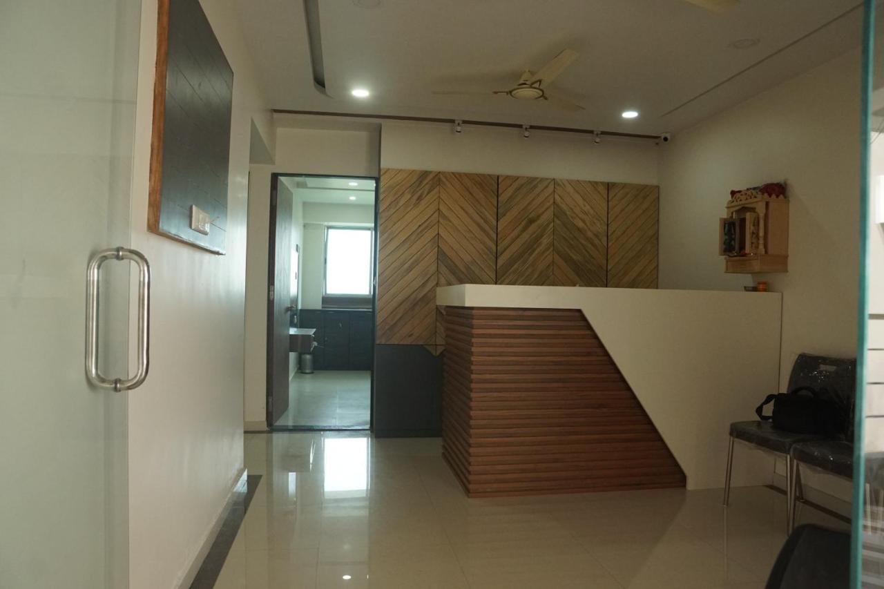 Oyo 25009 Hotel Crystal Ahmedabad Esterno foto