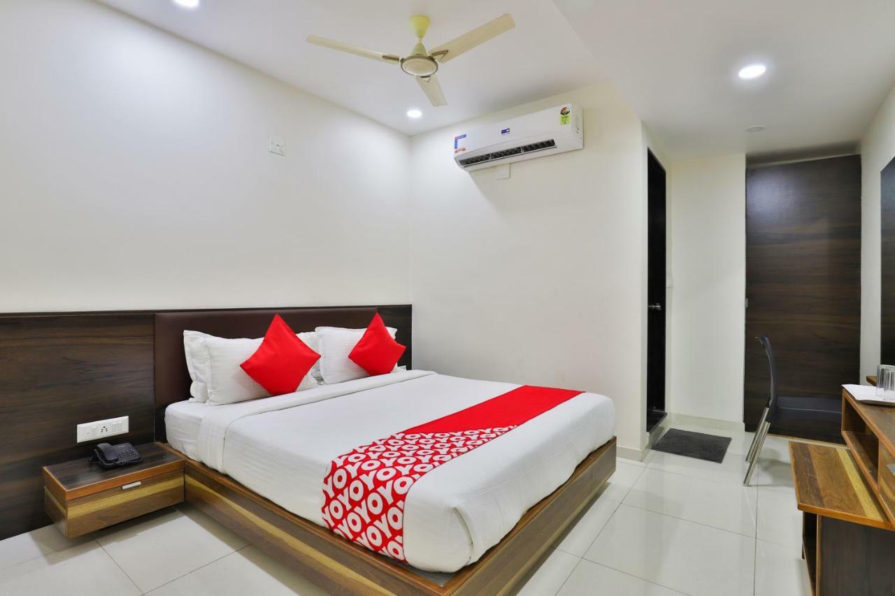 Oyo 25009 Hotel Crystal Ahmedabad Esterno foto