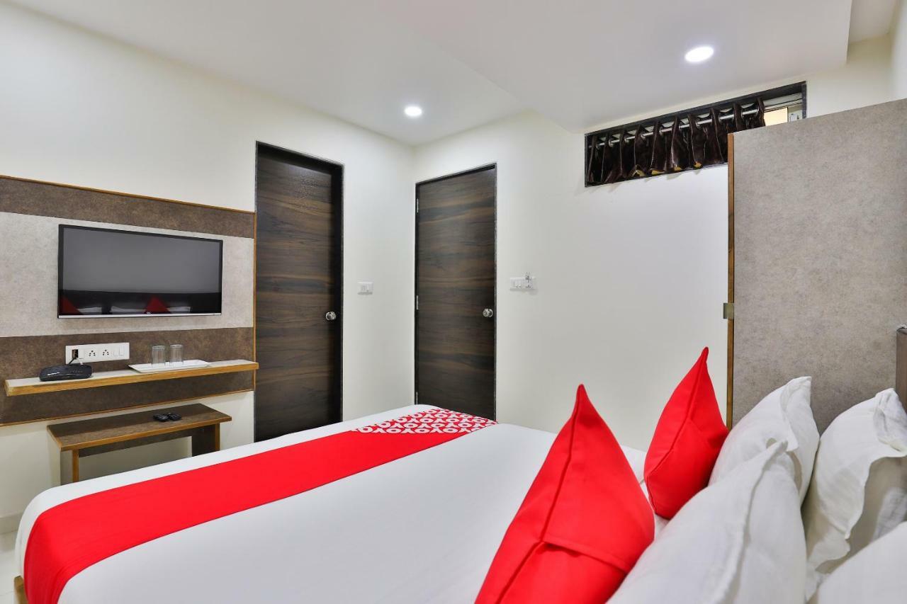 Oyo 25009 Hotel Crystal Ahmedabad Esterno foto