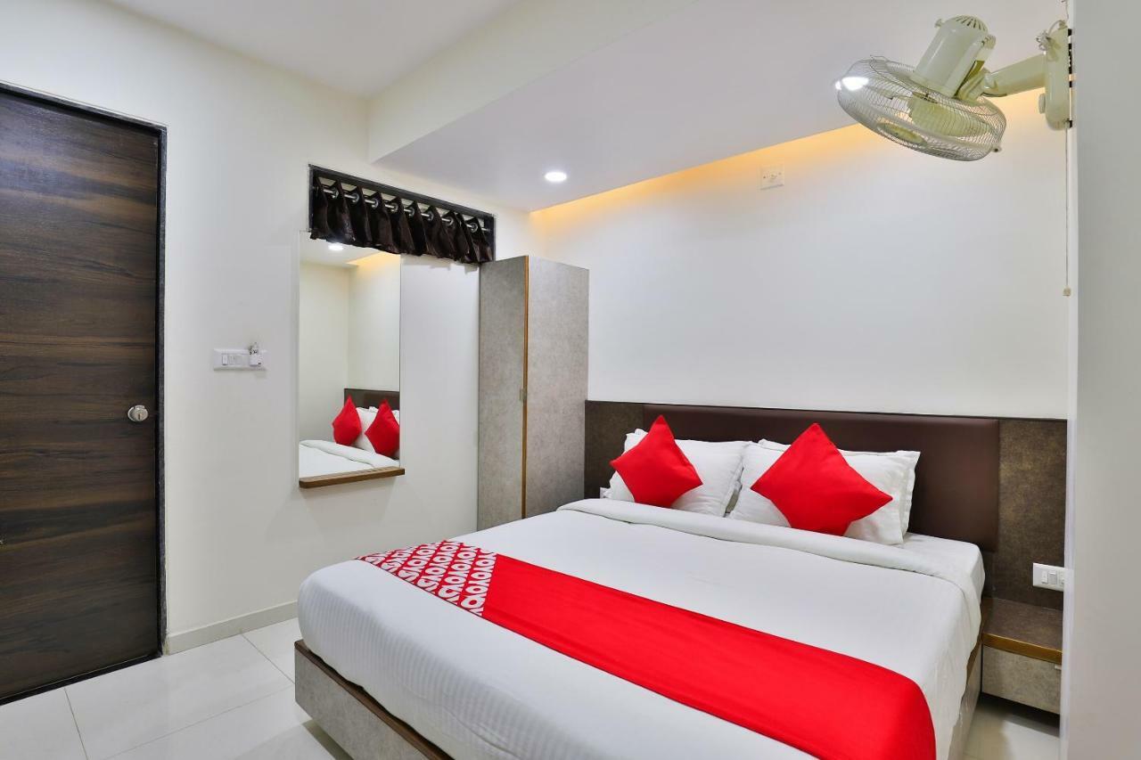 Oyo 25009 Hotel Crystal Ahmedabad Esterno foto