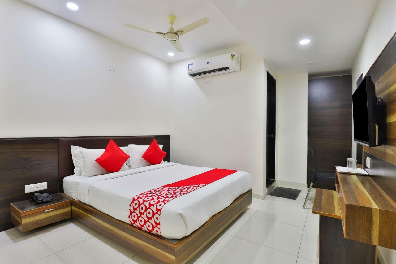 Oyo 25009 Hotel Crystal Ahmedabad Esterno foto