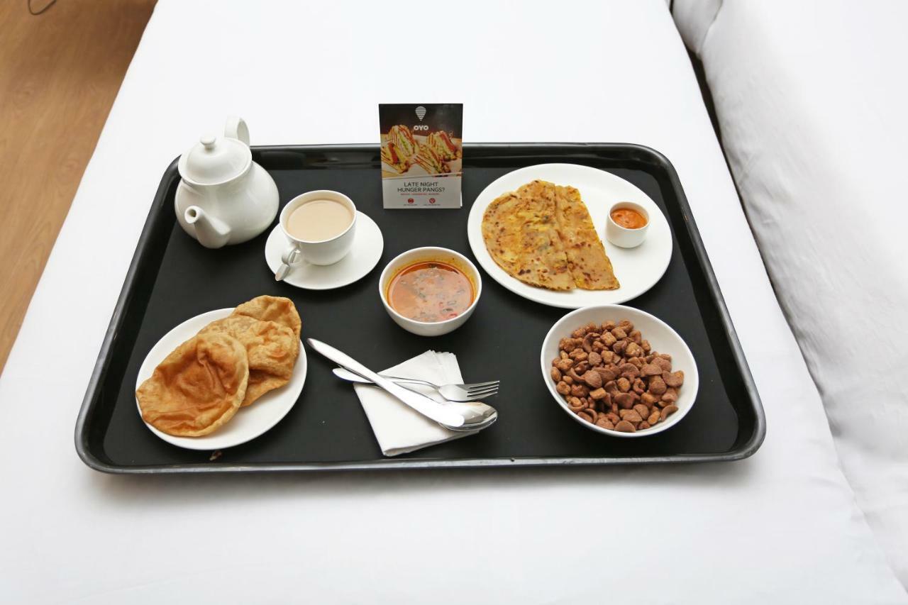 Oyo 25009 Hotel Crystal Ahmedabad Esterno foto